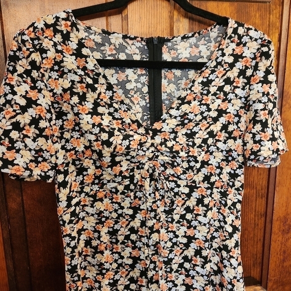 Short Sleeve Floral Midi Dress - Black with Coral and Cream Flowers - Size 6 - Picture 4 of 8